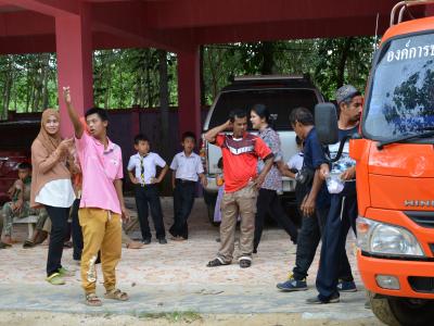 รูปแจกถุงยังชีพในพื้นที่ตำบลลุโบะบือซา