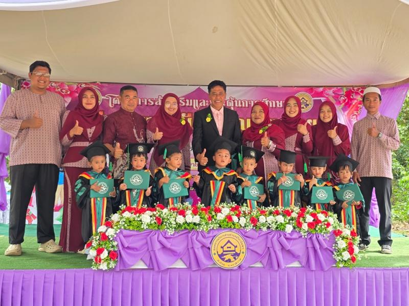 พิธีมอบวุฒิบัตรบัณฑิตน้อย 2 โรงเรียน